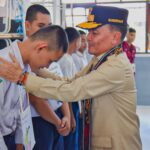 Gubernur Kalimantan Tengah H. Agustiar Sabran secara simbolis mengalungkan tanda peserta MPLS kepada perwakilan siswa baru