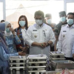 Bupati Barito Utara H. Shalahuddin saat mengecek kesiapan pendistribusian program MBG di Dapur Satuan Pelayanan Pemenuhan Gizi Kelurahan Melayu Jl. Imam Bonjol Muara Teweh, (15/10/2025).