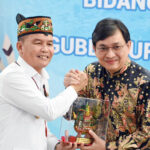 Gubernur Kalimantan Tengah Agustiar Sabran saat memberikan cenderamata kepada Staf Khusus Presiden Republik Indonesia Bidang Ekonomi Kreatif Yovie Widianto di Istana Isen Mulang, Rumah Jabatan Gubernur Kalimantan Tengah, Selasa (10/2/2026).