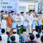 Gubernur Agustiar Sabran saat melakukan penyerahan bantuan paket sembako secara simbolis kepada perwakilan panti asuhan di Kalteng. (Ist)