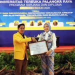 Penyerahan piagam kepada Ketua Dekranasda Kalteng Aisyah Thisia Agustiar Sabran dari Direktur Universitas Terbuka Palangka Raya Hariyadi. Ist