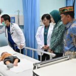 Gubernur Kalimantan Tengah Agustiar Sabran bersama Ketua TPKK Provinsi Kalimantan Tengah Aisyah Thisia Agustiar Sabran saat menjenguk pasien. (foto : Ist)