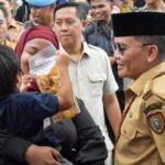 Gubernur Kalteng H. Agustiar Sabran tampak akrab menyapa masyarakat di area Pasar Murah dan Gerakan Pangan Murah di halaman Masjid Raya Darussalam, Palangka Raya. (foto : Ist)