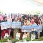 Gubernur Kalteng Agustiar Sabran, Wakil Gubernur Edy Pratowo serta unsur Forkopimda serahkan secara simbolis BLT KHBS kepada masyarakat penerima manfaat. (Foto : Ist)