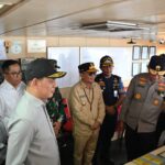 Gubernur H. Agustiar Sabran menyempatkan diri naik ke atas kapal saat melakukan pemantauan arus mudik di pelabuhan Sampit. (Foto : Ist)