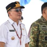 Gubernur Kalteng Agustiar Sabran saat menghadiri penyerahan Bantuan Pangan Presiden periode Februari–Maret 2026, Pasar Murah, Gerakan Pangan Murah, serta Bantuan Tunai Kartu Huma Betang Sejahtera (KHBS) di Kabupaten Kotawaringin Barat, Lapangan Sampuraga Lama, pada Minggu (15/3/2026). (Foto : Ist)