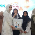 Ketua TP PKK Kalteng Aisyah Thisia menyerahkan secara simbolis paket bantuan untuk panti asuhan di Kota Palangka Raya.