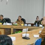 Staf Ahli Gubernur Kalimantan Tengah Bidang Ekonomi, Keuangan, dan Pembangunan Yuas Elko saat menghadiri Rapat Koordinasi (Rakor) Pengendalian Inflasi Tahun 2026 secara daring dari Ruang Rapat Bajakah, Kantor Gubernur Kalimantan Tengah, Senin (6/4/2026). (foto : MMC Kalteng)