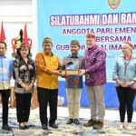 penyerahan cinderamata secara simbolis antara Pemprov Kalteng dan pimpinan rombongan parlemen Inggris. (foto : Ist)