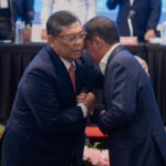 Grand Master Utut Adianto, Ketum PB Percasi periode sebelumnya menyampaikan selamat kepada Agustiar Sabran Ketua Umum terpilih PB Percasi masa bakti 2026–2030. (Doc. Percasi)