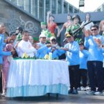 Gubernur Kalteng Agustiar Sabran bersama unsur Forkopimda dan perwakilan pekerja memotong tumpeng pada Peringatan Hari Buruh Internasional (May Day) Tahun 2026 yang digelar Forum Silaturahmi Serikat Pekerja Serikat Buruh Kalimantan Tengah di Bundaran Besar Palangka Raya, Jumat (1/5/2026).