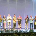 Sahli Yuas Elko beserta jajaran saat memukul gong tanda Pagelaran Sendratari Tahun 2026 Nansarunai Usak Jawa “Wusi Tungkau Nansarunai” dimulai