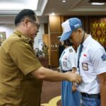 Sahli Darliansjah saat menyematkan kokarde kepada salah satu peserta seleksi Paskibraka Tahun 2026