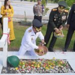 Gubernur Kalteng Agustiar Sabran saat tabur bunga di Taman Makam Pahlawan Sanaman Lampang. (foto : Ist)