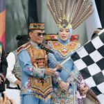 Gubernur Kalimantan Tengah, Agustiar Sabran, saat melepas peserta karnaval budaya FBIM 2026. (Foto : Ist)