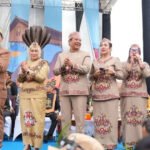 Bupati Kabupaten Barito Utara H. Shalahuddin beserta Istri Hj. Maya Savitri Shalahuddin didampingi Wakil Bupati Felix Sonadie Y. Tingan beserta istri Mira Apriyantinada Felix Y. Tingan dan Sekda Muhlis beserta istri Marsiana Muhlis menghadiri pembukaan Festival Budaya Isen Mulang (FBIM) dan Kalteng Expo serta pelepasan Karnaval Budaya yang berlangsung di Bundaran Besar Palangka Raya, Minggu (17/5/2026) pagi. (Foto : Ist)