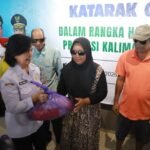 Pj. Sekretaris Daerah Provinsi Kalimantan Tengah Linae Victoria Aden saat melakukan penyerahan bantuan paket sembako kepada para penerima manfaat operasi katarak gratis. (foto:Ist)