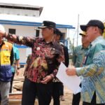 Bupati Barito Utara, H. Shalahuddin saat meninjau proyek infrastruktur dan fasilitas public. (foto : Diskominfosandi)