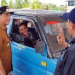 Bupati Barito Utara H. Shalahuddin, meninjau SPBU Perusda Batara Membangun untuk memastikan ketersediaan stok BBM dan kelancaran distribusi bagi masyarakat. (foto : Diskominfosandi Barut)