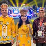 Ketua Lembaga Pengembangan Pesparawi Daerah (LPPD) Provinsi Kalimantan Tengah Guntur Talajan berfoto bersama Bupati Gunung Mas Jaya S. Momong yang didampingi Istrinya Mimie Mariatie saat menghadiri Penutupan Pesparawi yang berlangsung di Lapangan Borarsi, Manokwari, Papua Barat, Minggu (28/6/2026). (Foto : Ist)