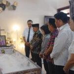 Gubernur Kalteng, H. Agustiar Sabran saat melayat ke rumah duka Almarhumah Tatie Kena Laba, Minggu (7/6/2026). (foto : Ist)