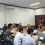 Staf Ahli Bidang Ekonomi, Keuangan dan Pembangunan Yuas Elko saat mengikuti secara virtual Rapat Koordinasi bersama Mendagri. (foto : Biro Adpim Kalteng)