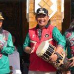 Bupati Barito Utara, H. Shalahuddin melakukan pemukulan katambung sebagai tanda dibukanya Festival Budaya Iya Mulik Bengkang Turan (FBIMBT) Tahun 2026. (Foto : Diskominfosandi Barut)