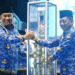Wakil Gubernur Edy Pratowo saat menyerahkan piala bergilir MTQ KORPRI Tingkat Provinsi Kalteng kepada Bupati Murung Raya, Heriyus. (foto : Ist)