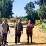 Bupati Barito Utara H. Shalahuddin bersama Wakil Bupati, Felix Soenadi Y. Tingan, dan Sekretaris Daerah, Muhlis saat meninjau langsung kondisi infrastruktur. (foto : Diskominfosandi Barut)