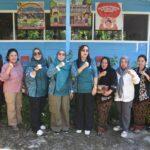 Bunda PAUD Kabupaten Barito Utara, Hj. Maya Savitri Shalahuddin saat melakukan kunjungan ke TK Telaga Kasih di Desa Tambaba, Kecamatan Gunung Purei. (foto : Diskominfosandi Barut)