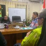 Ketua SMSI Kalimantan Tengah, Akhiruddin saat berdialog dengan Kepala Dinas Pendidikan Provinsi Kalimantan Tengah, Muhammad Reza Prabowo.