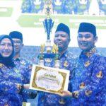 Asisten Administrasi Umum Sekretariat Daerah Provinsi Kalimantan Tengah selaku Wakil Ketua I KORPRI Provinsi Kalimantan Tengah, Sunarti, menyerahkan piala dan sertifikat kepada Wakil Bupati Murung Raya, Rahmanto Muhidin. (foto : Ist)