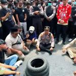 Gubernur Kalimantan Tengah Agustiar Sabran saat berdialog dengan masyarakat yang menggelar aksi demo terkait pemadaman listrik bergilir.