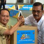 Gubernur Kalimantan Tengah, Agustiar Sabran, menyerahkan secara simbolis bantuan peralatan olahraga kepada seorang mantan atlet. (foto : Ist)