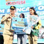 Gubernur Agustiar Sabran saat menyerahkan hadiah kepada Juara 1 Cabor Catur Putri O2SN Tingkat Provinsi Kalimantan Tengah Tahun 2026. (foto : Ist)