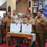 Gubernur Kalimantan Tengah Agustiar Sabran didampingi Wakil Gubernur Kalimantan Tengah Edy Pratowo berfoto bersama usai penandatanganan Nota Kesepahaman antara Pemerintah Provinsi Kalimantan Tengah dan Kantor Wilayah Badan Pertanahan Nasional Provinsi Kalimantan Tengah pada Rapat Koordinasi Awal Gugus Tugas Reforma Agraria (GTRA) Provinsi Kalimantan Tengah Tahun 2026. (foto : Ist)
