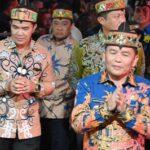 Gubernur Kalimantan Tengah Agustiar Sabran saat menyapa masyarakat Pulang Pisau pada gelaran Huma Betang Night dalam rangka memeriahkan Hari Jadi ke-24 Kabupaten Pulang Pisau yang digelar di Stadion H.M. Sanusi. (foto : Ist)