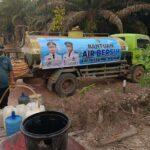 Proses pendistribusian air bersih kepada warga di Kabupaten Lamandau. (Foto : Ist)