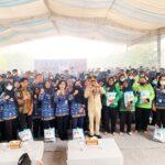 Gubernur Kalimantan Tengah H. Agustiar Sabran bersama PNS Golongan I dan II, PPPK, PPPK Paruh Waktu, serta tenaga outsourcing yang menerima bantuan. (foto : Ist)